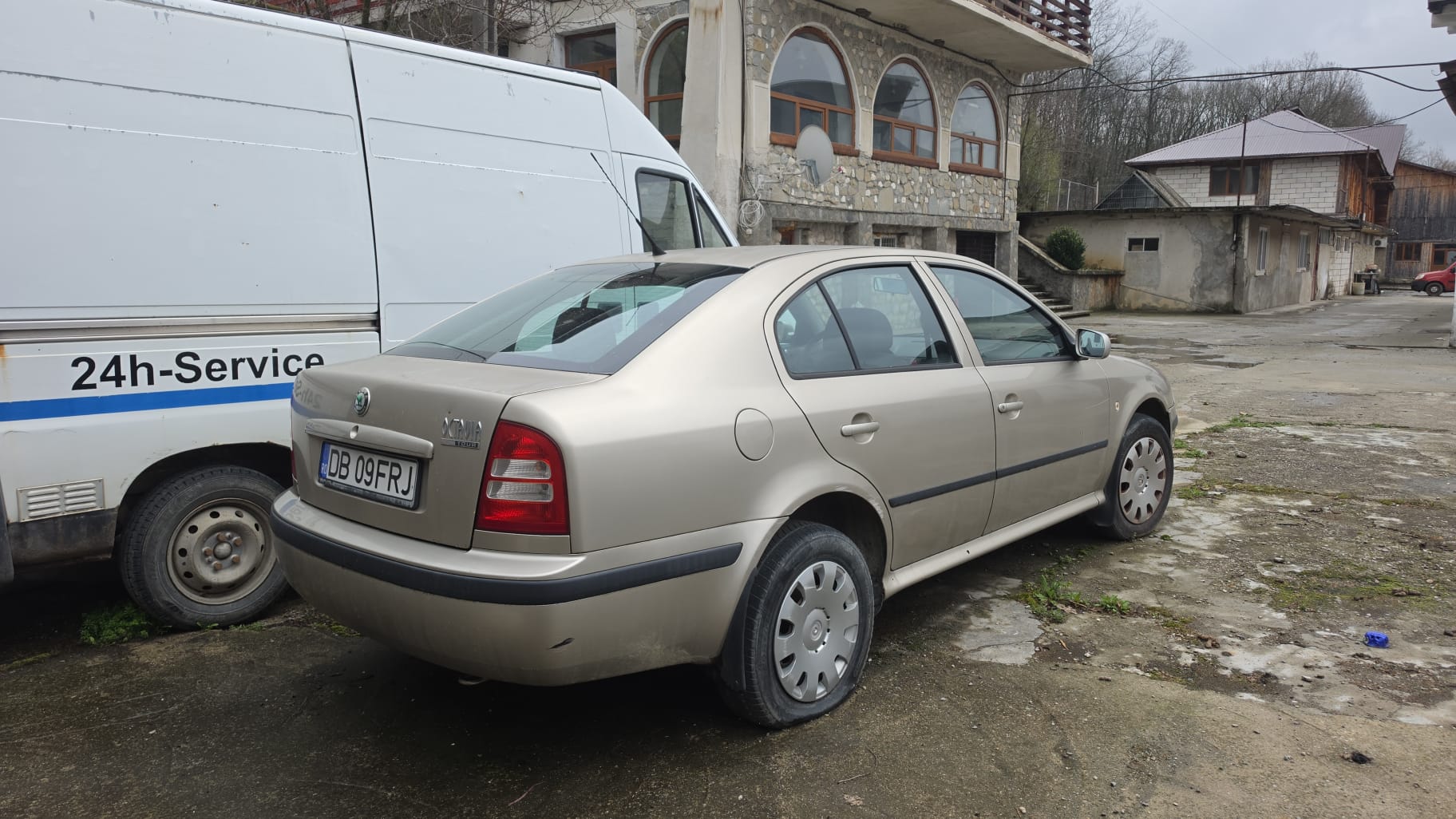 Autoturism marca Skoda, model Octavia, culoare MARO