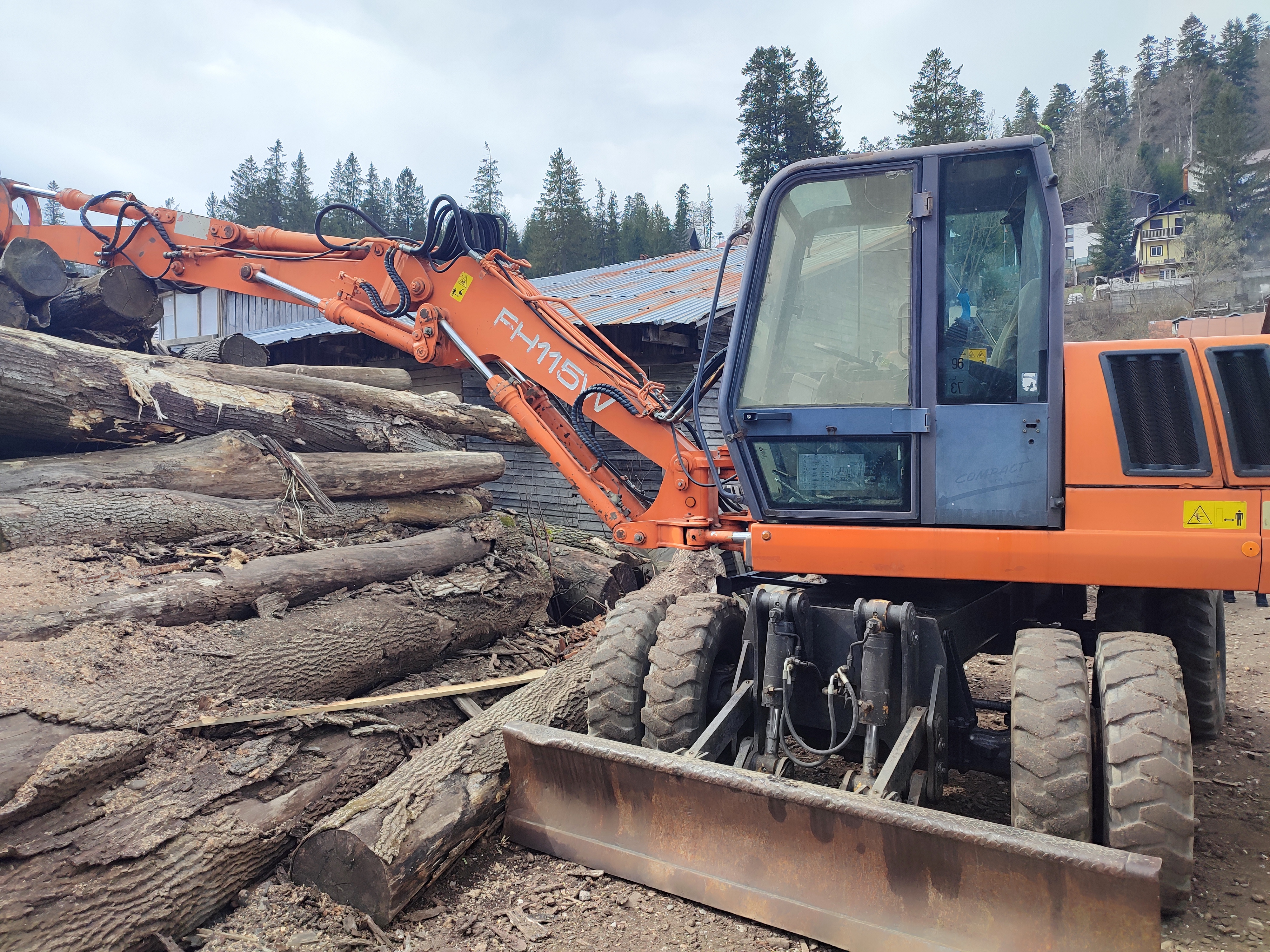 Excavator pe roti, marca FIAT HITACHI , model FH 115W-293W-001.