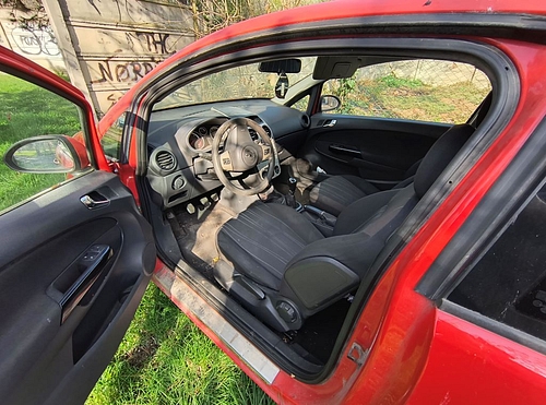 06_opel_corsa_interior_2