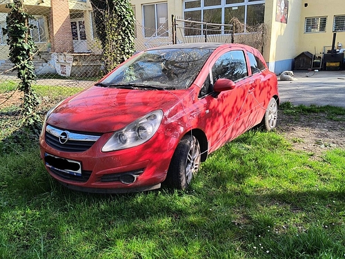 Autoturism marca Opel model Corsa culoare Rosu