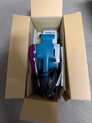 MAKITA 9924DB MASINA DE SLEFUIT CU BANDA 76X610 2 Bucata
