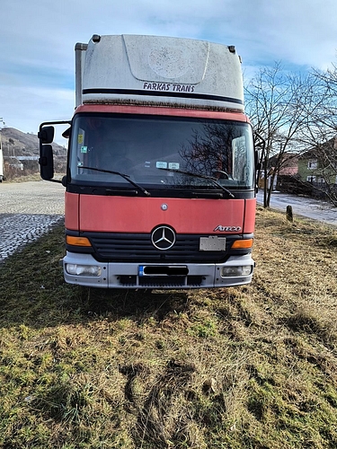 Autoutilitara marca Mercedes-Benz model ATEGO 818, culoare Rosu-Alb