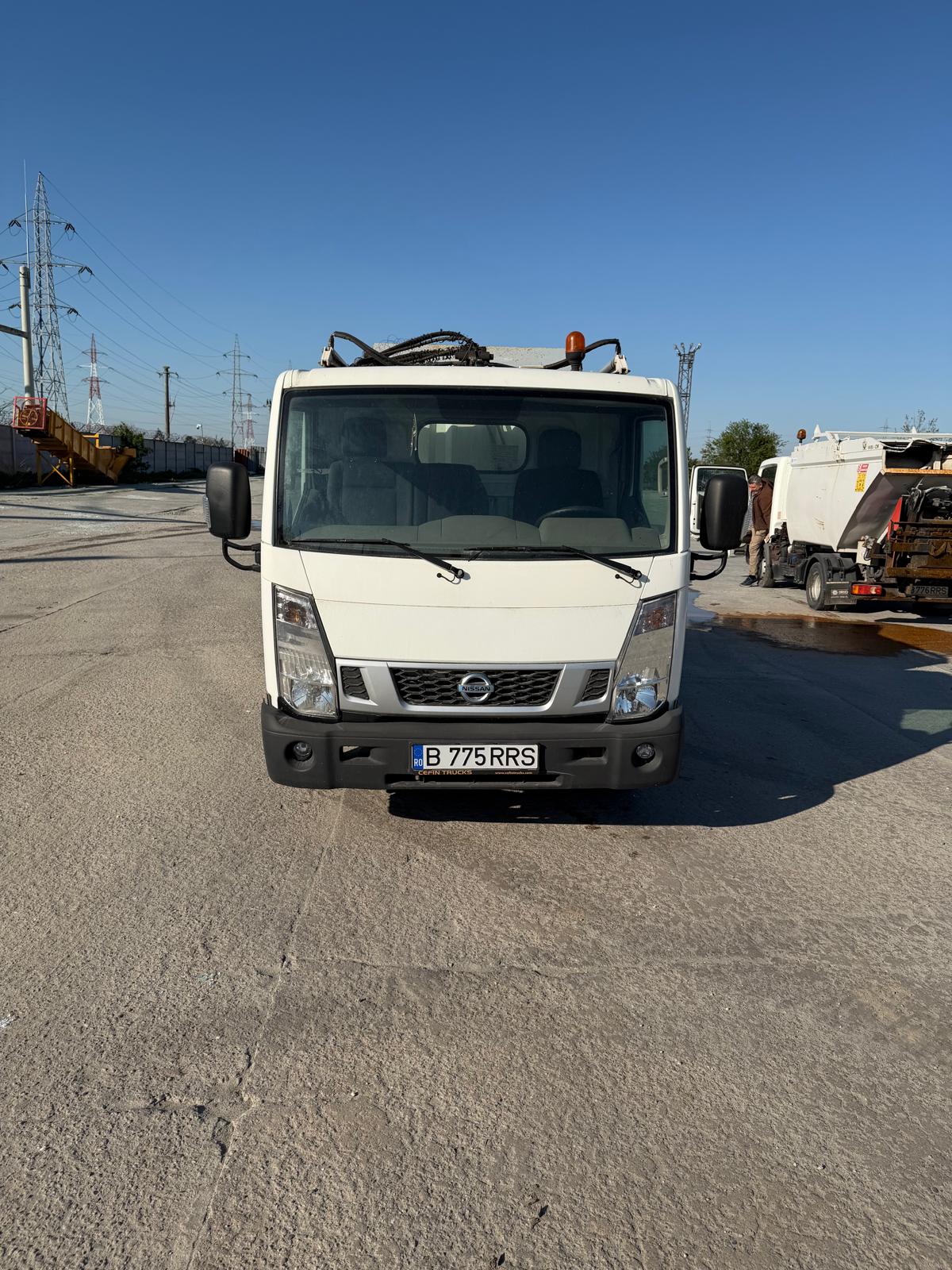 Autospeciala marca NISSAN model F241 culoare ALB