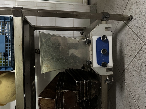 Cap alimentare tip pompa pentru aluaturi fluide