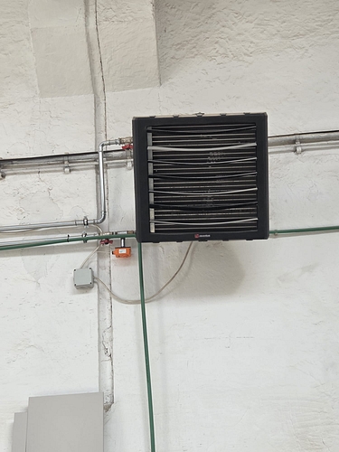 sistem de incalzire compus din 3 aeroterme - una de 43 kw si doua de 70 kw