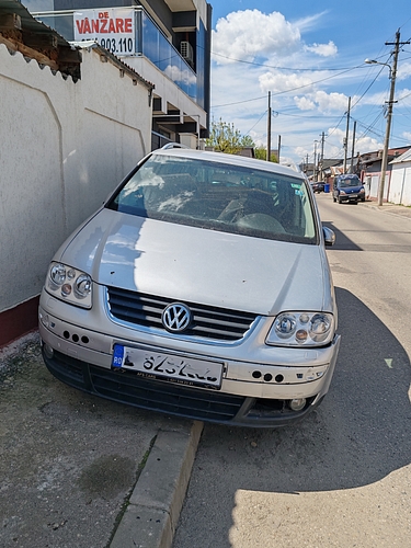 Autoturism marca Volkswagen model Touran culoare Gri