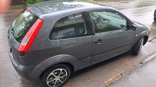 Autoturism marca Ford model Fiesta culoare Gri