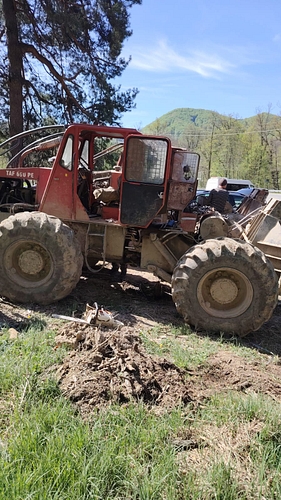 TRACTOR ARTICULAT FORESTIER
