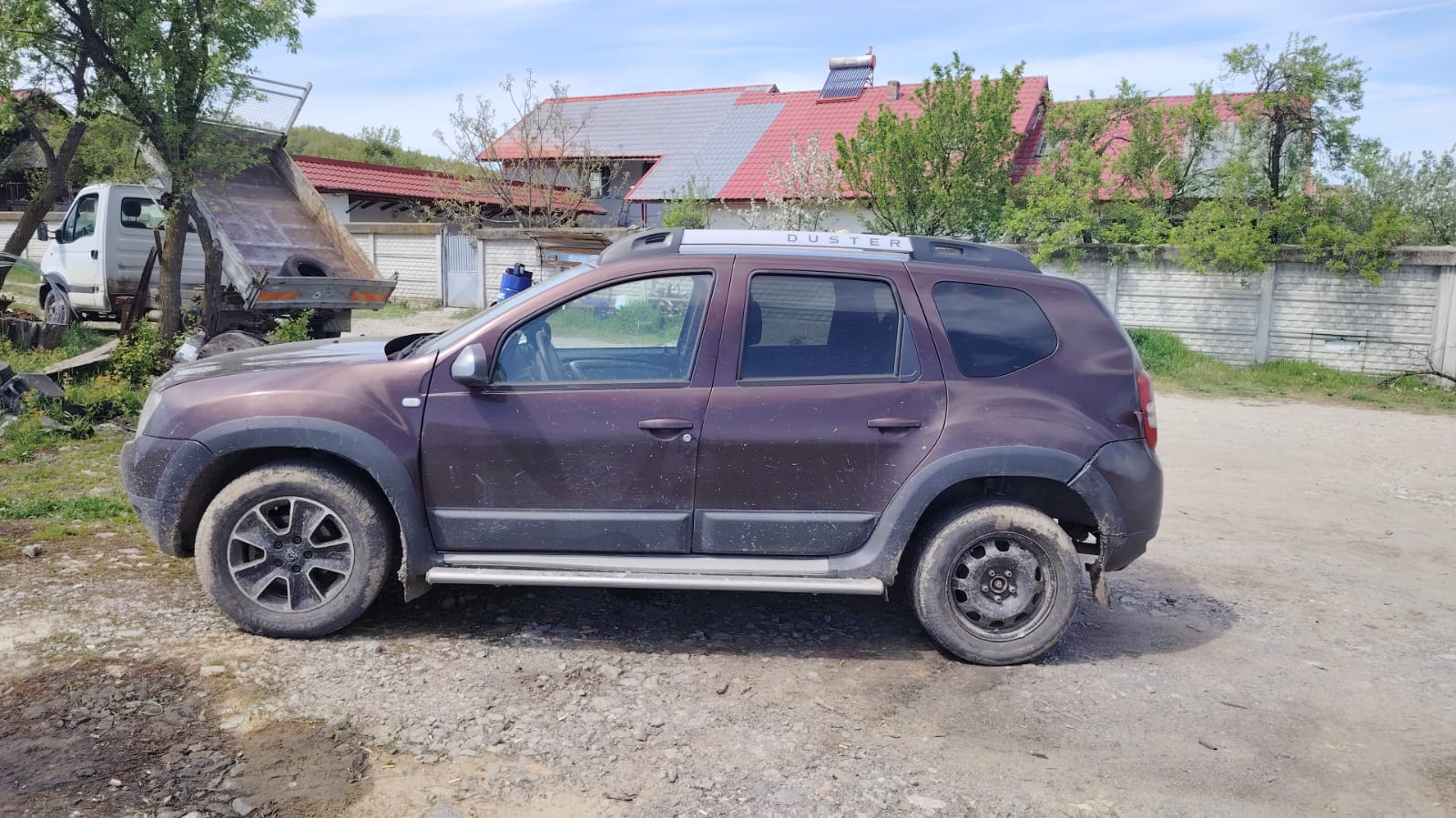 Autoturism marca Dacia model Duster culoare MARO