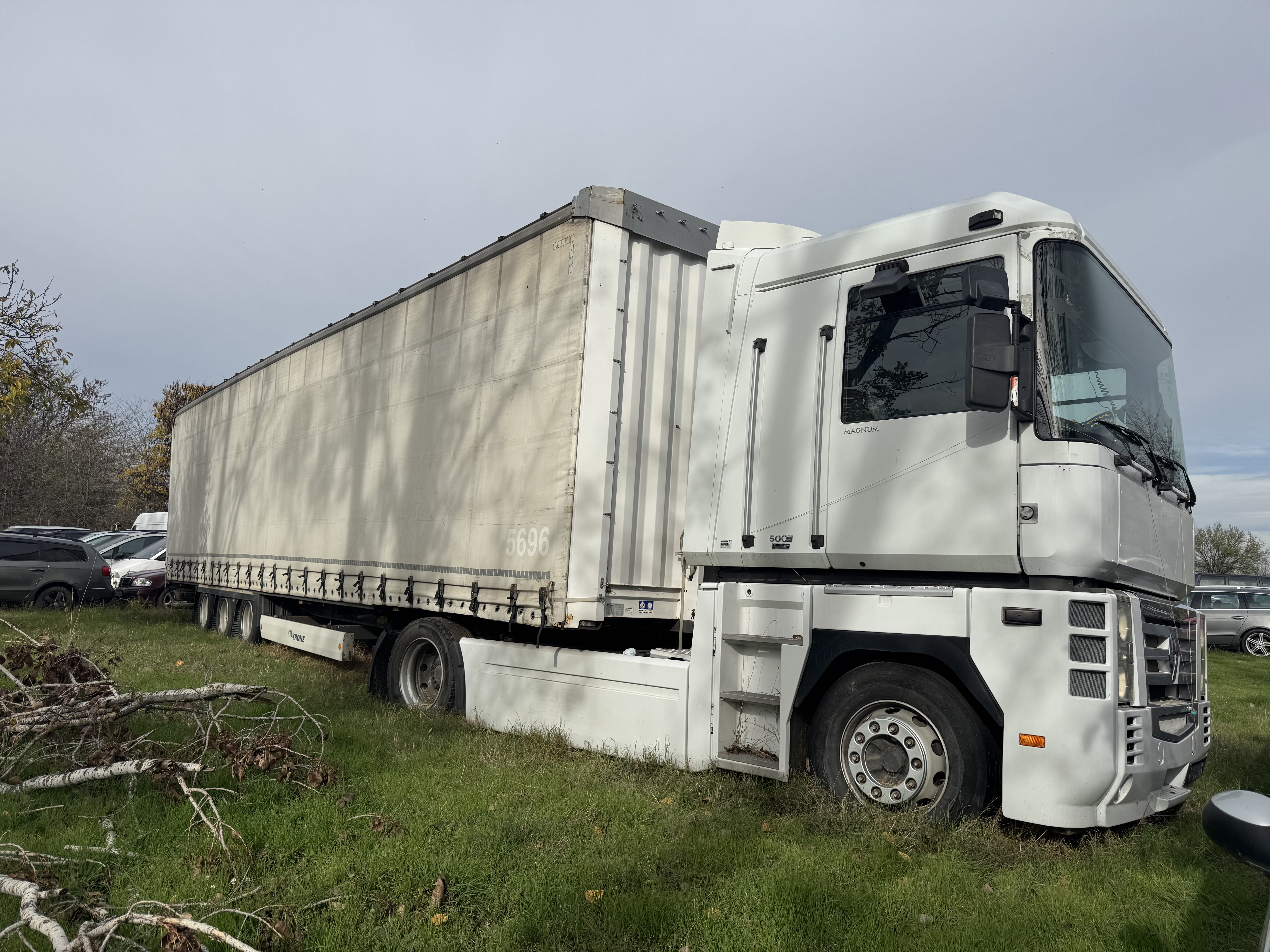 Ansamblu rutier format din autocamion marca Renault Magnum si semiremorca marca Krone SD DA06LNF