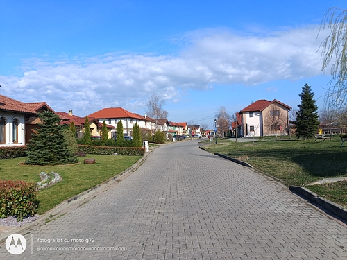 Cota de 1/2 din teren intravilan si casa de locuit