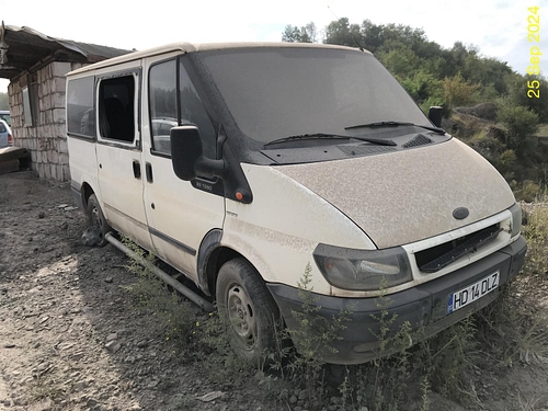 Autoturism marca Ford model transit culoare alb