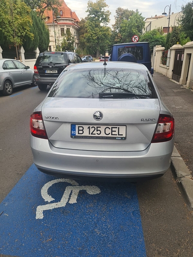 Autoturism marca Skoda model Rapid culoare Gri