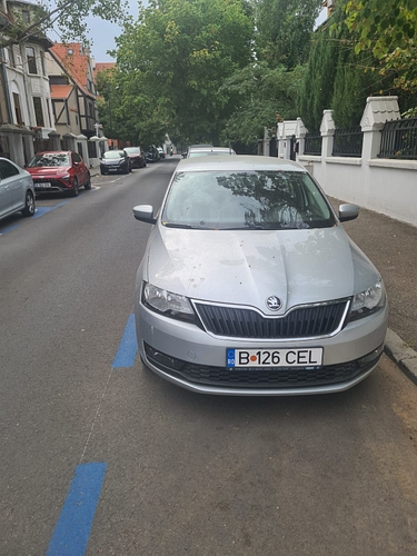 Autoturism marca Skoda model Rapid culoare Gri