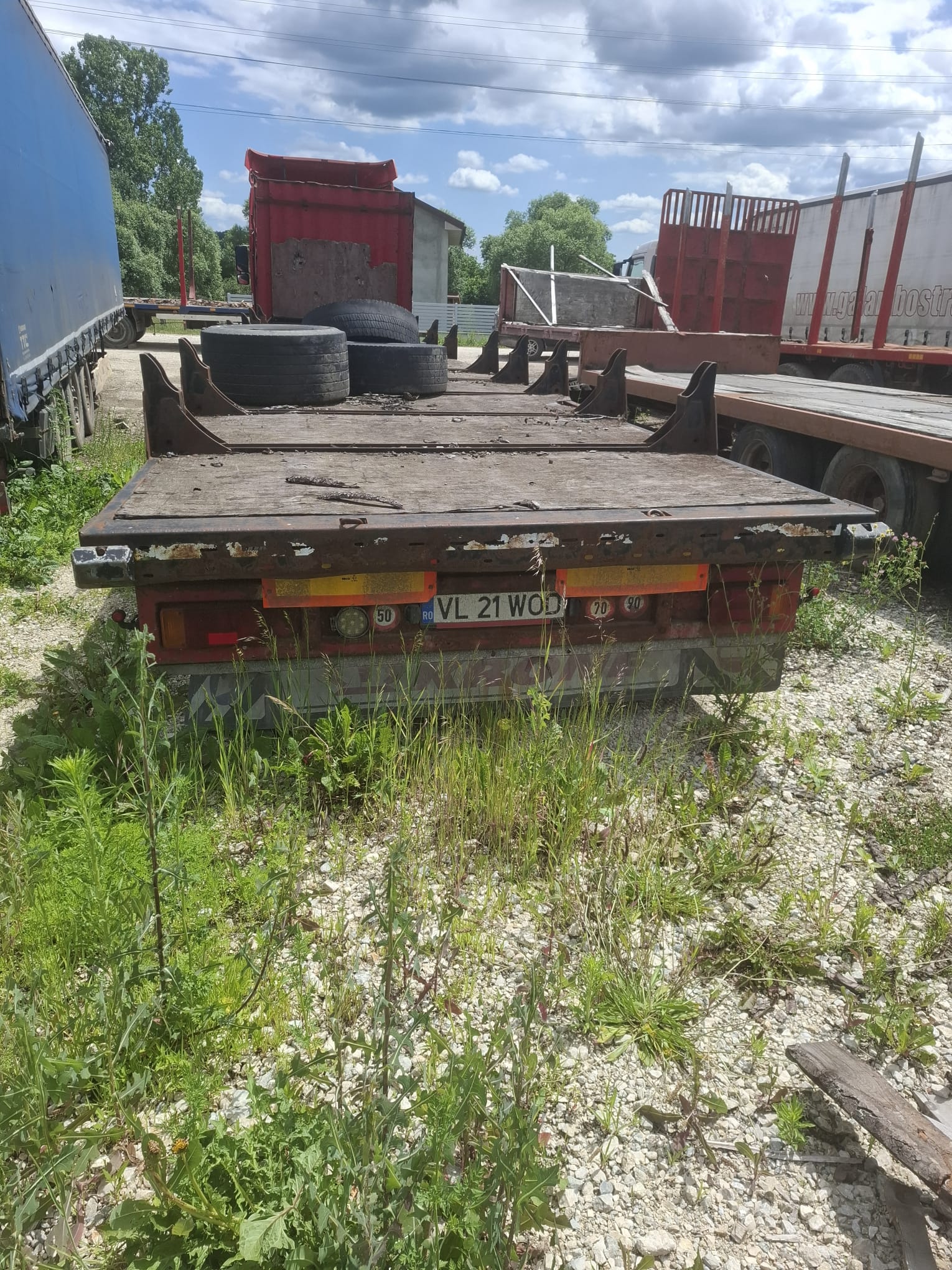 Semiremorci culoare Negru-Rosu