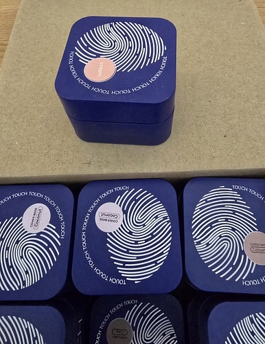 Produsele sunt ambalate colectiv, in cutii de 15/30 buc si alte cantitati. Achizitia in vederea revanzarii se face cu respectarea cerintelor privind etichetarea produselor cf. Reg. 1223/2009 si a tuturor obligatiilor privind inregistrarea RP, CPNP, PIF.