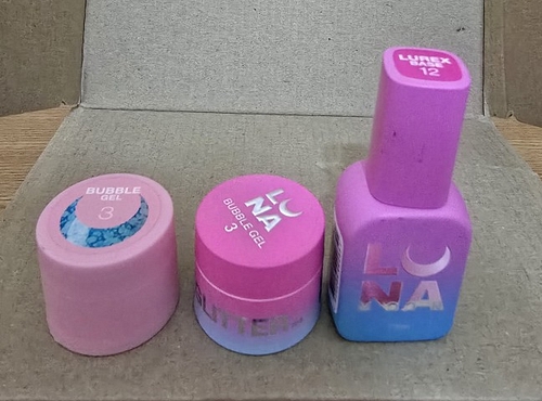 Produsele sunt ambalate colectiv, in cutii de 15 buc si alte cantitati. Achizitia in vederea revanzarii se face cu respectarea cerintelor privind etichetarea produselor cf. Reg. 1223/2009 si a tuturor obligatiilor privind inregistrarea RP, CPNP, PIF.
