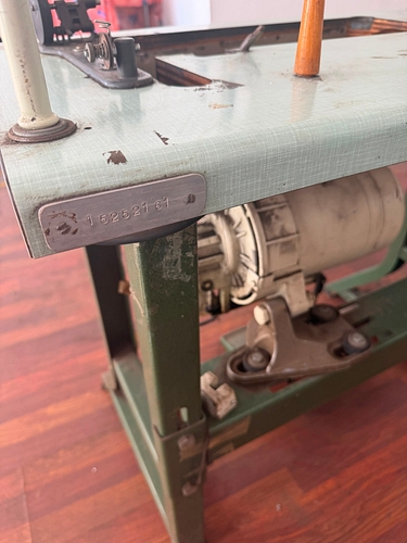 Masina de cusut BERNINA J