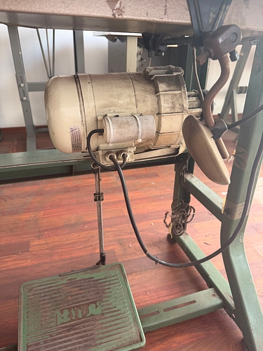 Masina de cusut BERNINA J