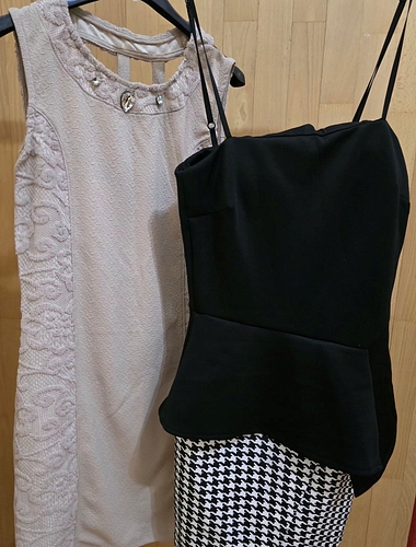 Lotul include o gama diversificata de articole unice, diferite marimi, modele, culori.