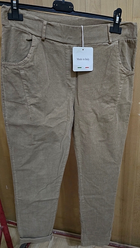 Lotul include o gama diversificata de articole unice, diferite marimi, modele, culori.
