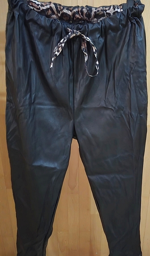 Lotul include o gama diversificata de articole unice, diferite marimi, modele, culori.