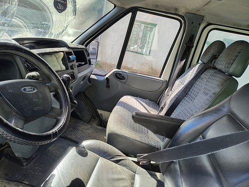 ford_transit_interior_fata